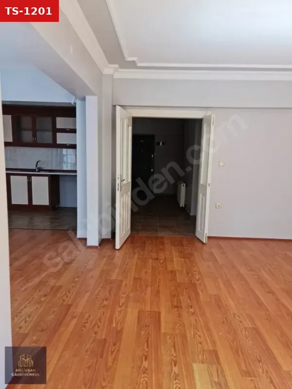 Hendek Merkezde 130m² Satılık 3+1 Daire, Kombi, Otopark